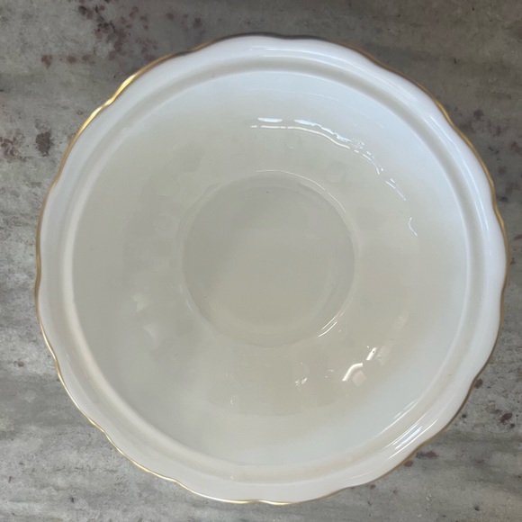 Wedgwood Hathaway Rose Covered Dish 5.5” Floral Bone China England Gold Trim EUC - Picture 5 of 6